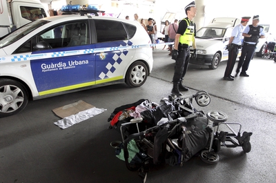 La policía interviene el 'mercado de la miseria' de Badalona.