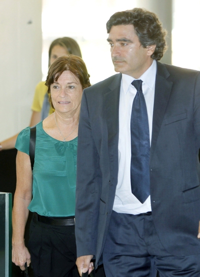 Rosa Garicano, el directora general de la Fundación Palau de la Música, con su abogado a la llegada al juzgado.