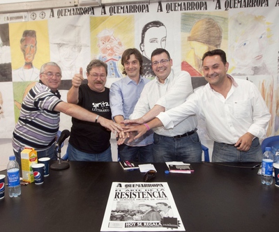 El director de la Semana Negra, Paco Ignacio Taibo junto al portavoz del grupo municipal del PSOE, Santiago Martínez Arguelles, los concejales de PP Pablo Fernández y Manuel Pecharroman, y el concejal Francisco Santianes, de IU-Los verdes, al finalizar un debate abierto sobre el futuro del festival, en el que han participado tres de los cuatro grupos políticos del Ayuntamiento.