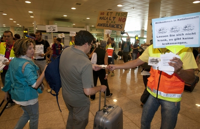 Protesta de los conductores de ambulancia en el aeropuerto de El Prat de Barcelona.
