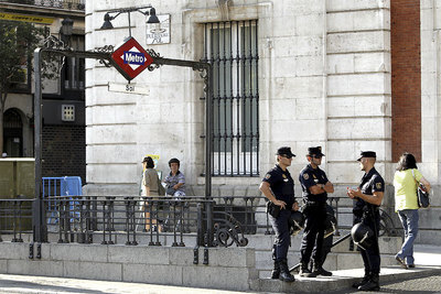 Agentes de Policía en uno de los accesos del Metro en la estación de Sol, que ha reabierto esta mañana.