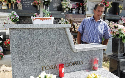 Yash Paul Gosain, bisnieto de una mujer asesinada durante la Guerra Civil, junto a la fosa común donde los testimonios aseguran que fueron enterrados los restos de las nueve personas que descansaban en el nicho cedido por el Ayuntamiento de Poyales del Hoyo en 2002.