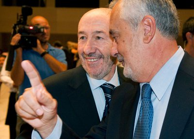 El candidato del PSOE a la presidencia del Gobierno, Alfredo Pérez Rubalcaba, junto alpresidente de la Junta de Andalucía y secretario general del PSOE-A, José Antonio Griñán, a su llegada al acto al que han acudido juntos hoy en Sevilla.