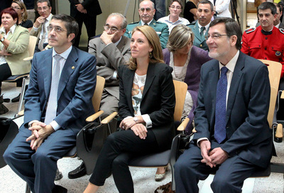 De izquierda a derecha, el  lehendakari , Patxi López, la presidenta del Parlamento Vasco, Arantza Quiroga, y el presidente del TSJPV, Juan Luis Ibarra, durante el acto oficial de apertura del Año Judicial en Euskadi, que ha tenido lugar hoy en el Palacio de Justicia de Bilbao.