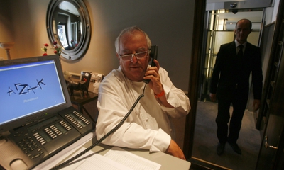 El cocinero Juan Mari Arzak, habla por teléfono en la entrada de su restaurante en San Sebastián el pasado agosto.