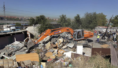 Una máquina tira abajo las chabolas del poblado de Santa Catalina.