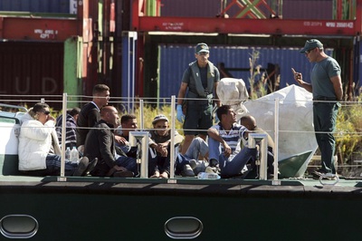 Agentes de la Guardia Civil junto a varios de los 12 inmigrantes rescatados de una patera frente a Calp.