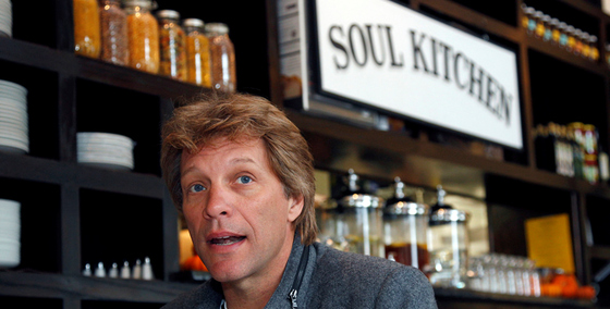 Jon Bon Jovi, en su recién estrenado restaurante Soul Kitchen, en Nueva Jersey, el 19 de octubre de 2011.  Ampliar imagen .