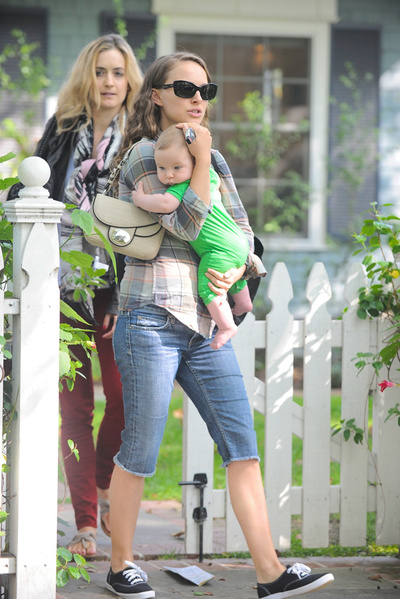 Natalie Portman y su hijo Aleph Millepied, en Los Ángeles, el 20 de octubre de 2011