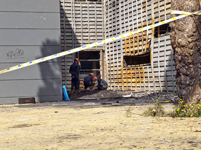 El incendio en uno de los bloques del instituto Josep Pla de Barcelona obliga a cerca de 400 alumnos que cursan secundaria y bachillerato a cambiar de centro.