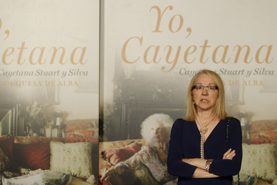 Ana Rosa Semprún, directora de Espasa, anuncia a los medios que la duquesa de Alba no podrá presentar su libro  Yo, Cayetana , a causa de un pequeño accidente doméstico.