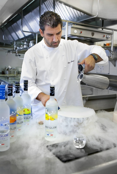 El cocinero español Paco Roncero durante la creación de un cóctel de nitrógeno.