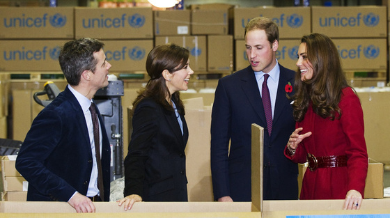 Guillermo y Catalina de Cambridge, acompañados por los príncipes Mary y Federico de Dinamarca, durante su visita a un almacén de Unicef en Copenhague.  Ampliar imagen. 