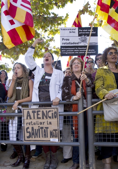 Unos 300 trabajadores sanitarios se han manifestado ante el Parlament para protestar contra los recortes.