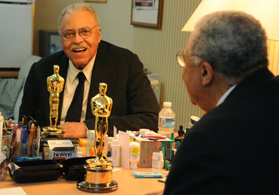 El actor James Earl Jones, intérprete de películas como la saga de  La Guerra de las Galaxias ,  ¿Teléfono rojo? Volamos hacia Moscú ,  La caza del Octubre Rojo  o  Conan, el bárbaro , ha recibido el Oscar de honor a toda su carrera en una ceremonia paralela celebrada en Londres.