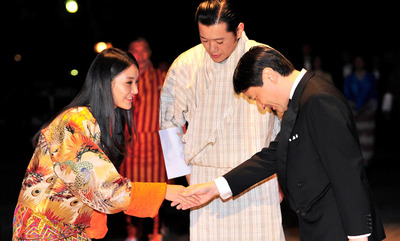 El rey de Bután, Jigme Khesar Namgyel Wangchuck, y su mujer, la reina Jetsun Pema, saludan al príncipe Naruhito, heredero de la corona japonesa, el 16 de noviembre de 2011