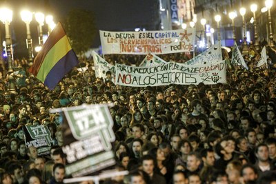 Miles de personas marchan desde Neptuno a Sol en apoyo a la Educación pública.