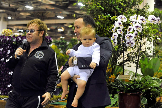 El cantante británico Elton John junto a su  marido, David Furnish y su hijo, Zachary, en Singapur, el 18 de noviembre de 2011