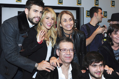 Shakira y Piqué, junto a los padres del futbolista, Joan Piqué y Montserrat Bernabéu, y a su hermano, durante el lanzamiento del libro  Dos vidas , el 17 de noviembre de 2011