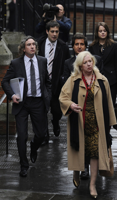 El cómico Steve Coogan y la exasesora de Elle McPherson, Mary-Ellen Field, llegan al tribunal londinense donde se celebra el juicio por las escuchas del desaparecido periódico  News of the world , en Londres, el 22 de noviembre de 2011