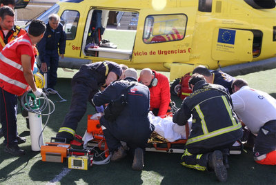 Traslado de uno de los heridos por el escape de gas propano ayer en un hotel de Mogán, en Gran Canaria.