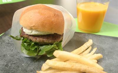 Hamburguesa en el Fast Good.