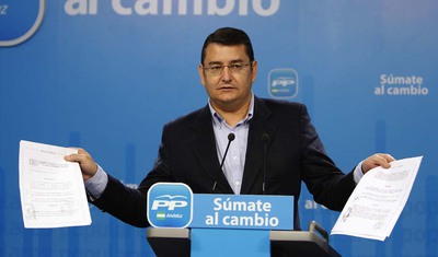 El secretario general del PP, Antonio Sanz, esta mañana en la sede del PP.