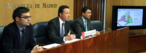 Henríquez de Luna (centro), y los portavoces adjuntos Pedro Muñoz Abrines (dcha.) y Álvaro González (izqda.).