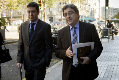 De izquierda a derecha, José Antonio Coto y Enric Millo dirigiéndose al departamento de Economía de la Generalitat para negociar los Presupuestos.