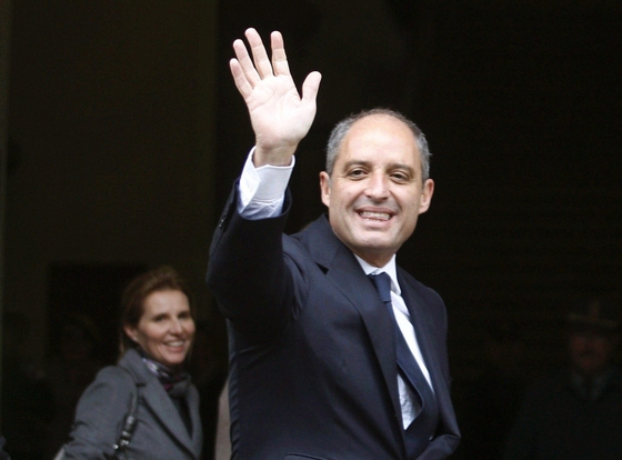 El expresidente de la Generalitat Francisco Camps, cuyo juicio por el caso de los trajes comienza hoy,  saluda a su llega al Tribunal Superior de Justicia de Valencia acompañado por su esposa Isabel Bas.