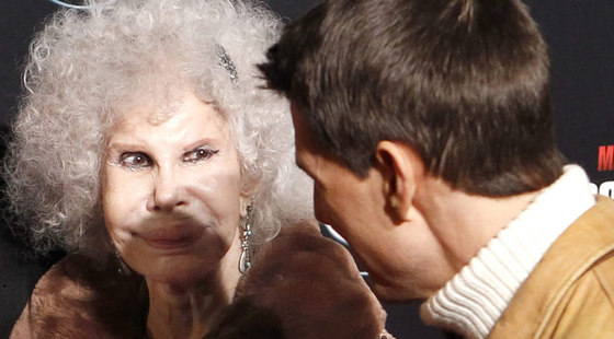 El actor Tom Cruise saluda a la duquesa de Alba, Cayetana Fitz-James Stuart, durante la presentación en el cine Callao de Madrid de  Misión imposible: Protocolo fantasma , la cuarta entrega de esta adaptación cinematográfica del clásico televisivo, que en esta ocasión lleva al agente secreto a viajar por Hungría, Rusia y Dubai.  Ver la imagen ampliada. 