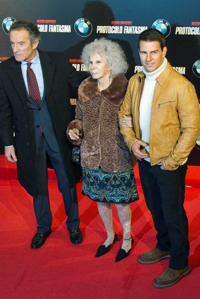 Tom Cruise posa junto a la duquesa de Alba y a su marido, Alfonso Díez, durante el estreno de la cuarta parte de  Misión imposible  en Madrid, el 12 de diciembre de 2011