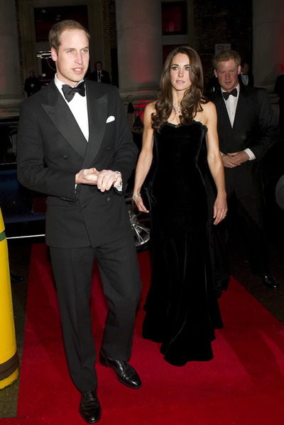 Los duques de Cambridge y el príncipe Enrique, a su llegada a la ceremonia de entrega de los premios militares del periódico  The Sun , el 19 de diciembre de 2011