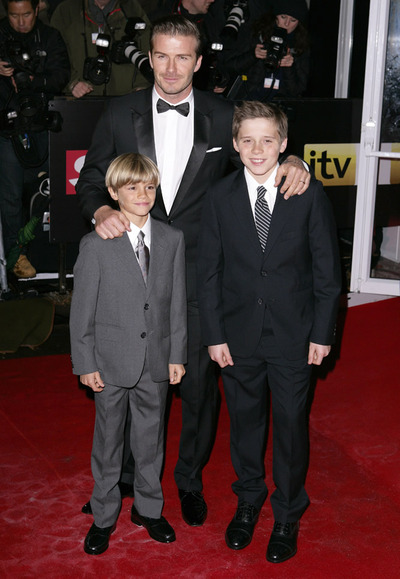 David Beckham y sus hijos: Romeo y Brooklyn, a su llegada a la gala de entrega de premios militares del periódico  The Sun , en Londres, el 19 de diciembre de 2011