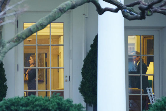 La actriz Angelina Jolie y el actor Brad Pitt durante la reunión con el presidente Barack Obama en la Casa Blanca, el 11 de enero de 2012 ( Ver imagen ampliada )
