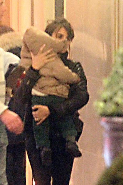 Penélope Cruz coge a su hijo Leo Bardem para entrar en el hotel en que se hospedan junto a su marido, Javier Bardem, el 15 de enero de 2012
