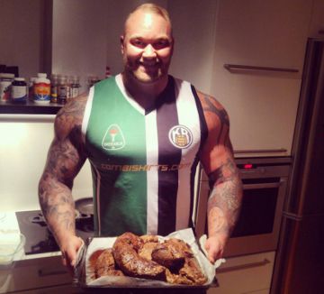 La Montaña tomando un tentempié antes de la comida.