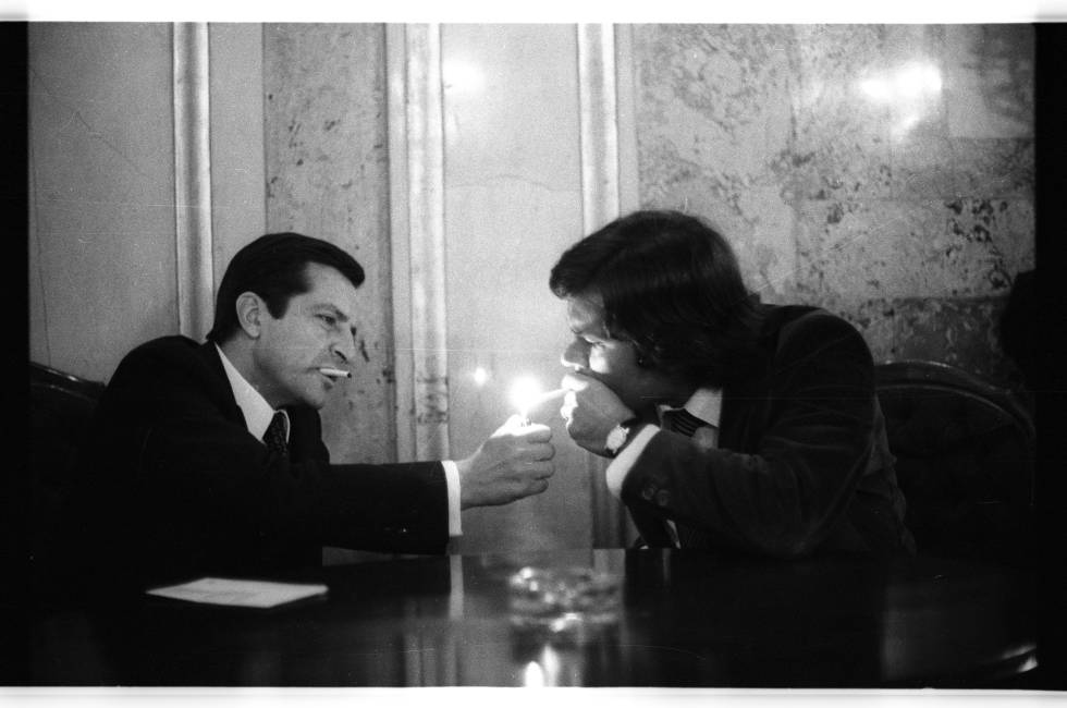 PACTOS ENTRE CIGARRILLOS.- Adolfo Suárez enciende el cigarrillo de Felipe González en una sala del Congreso de los Diputados, en octubre de 1978, cuando se negociaban los Pactos de la Moncloa. Ambos líderes mantenían encuentros fuera del salón de Plenos de las Cortes para negociar acuerdos en aquellas fechas de alta actividad política.
