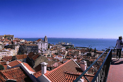 Los techos de Lisboa, con el río Tajo al fondo, desde la privilegiada perspectiva de uno de los miradores de Alfama.
