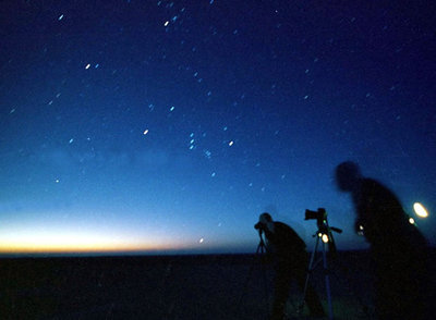 Lluvia de estrellas en el desierto jordano de Al Azraq