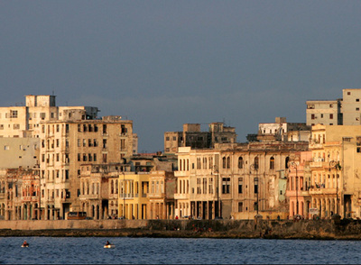 Vistas desde el antiguo malecón en La Habana