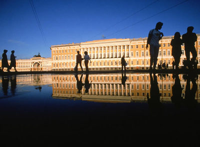 Uno de los seis edificios del Museo Hermitage en la plaza del Palacio de San Petersburgo, frente al Palacio de Invierno