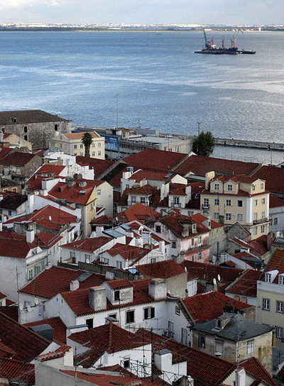 Tejados de Alfama desde el mirador de Santa Luzia. Al fondo, el  Tejo .