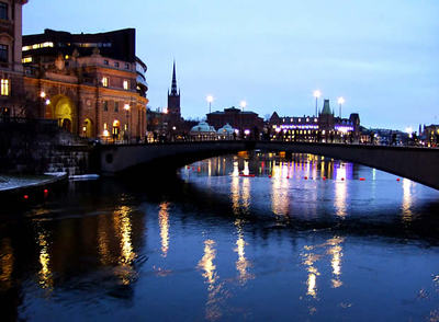 El edificio del parlamento, con la torre de Riddarholmskyrkan al fondo