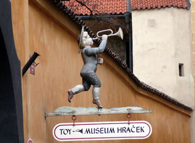 Cartel de entrada al Museo del Juguete de Praga