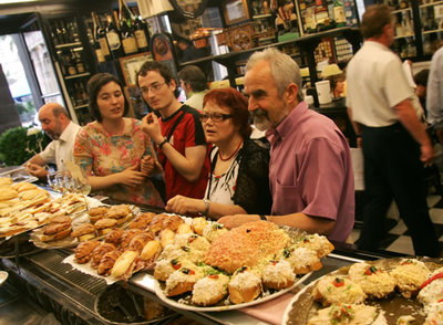 Barra del bar de Víctor Montes, en el Casco Viejo de Bilbao