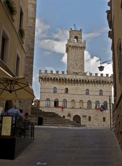 Una de las calles de Montepulciano que lleva al Ayuntamiento utilizado como el hogar de los Vulturi
