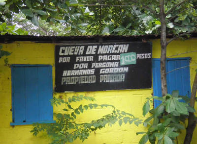 Acceso a la cueva del pirata Henry Morgan, donde vivió y ocultó sus tesoros