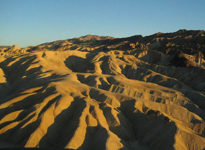 Últimas luces del día sobre el paisaje que rodea el mirador de Zabriskie Point