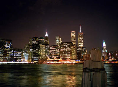 Imagen nocturna del 'skyline' de Gotham City o Nueva York.